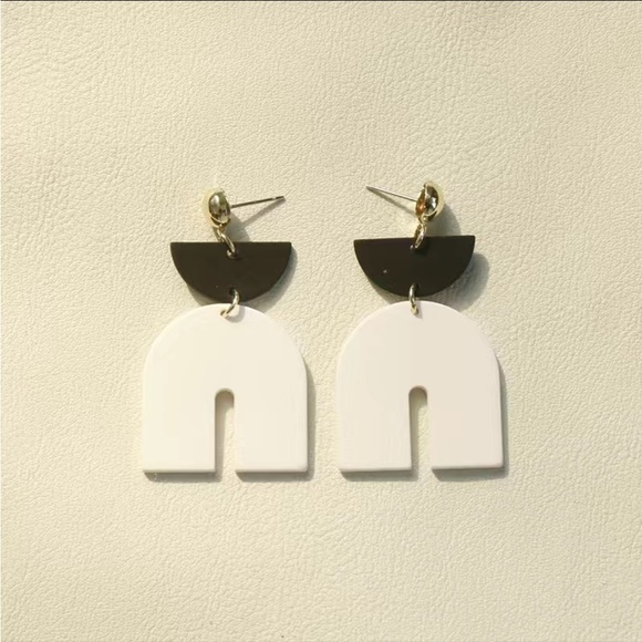 GEOMETRIC SHAPE BLACK & WHITE DANGLE STATEMENT EARRINGS - Picture 2 of 2